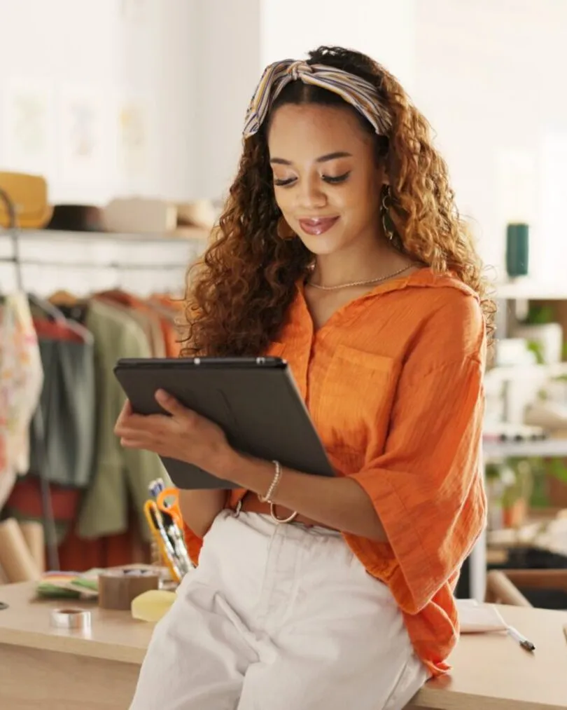 Dueña de una tienda online gestionando pedidos desde una tablet