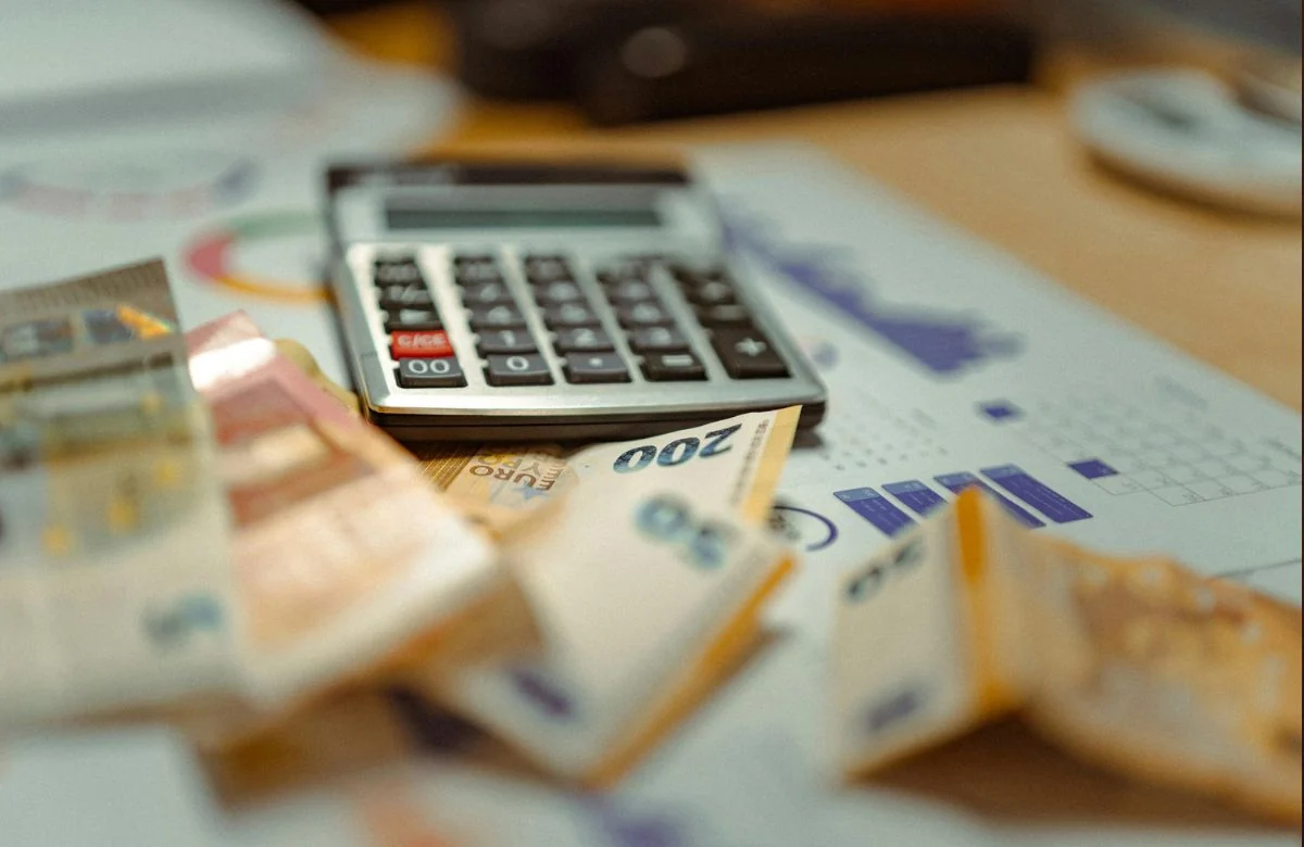 Calculadora y billetes de euro para estimar el coste de contratar un desarrollador WordPress en Barcelona